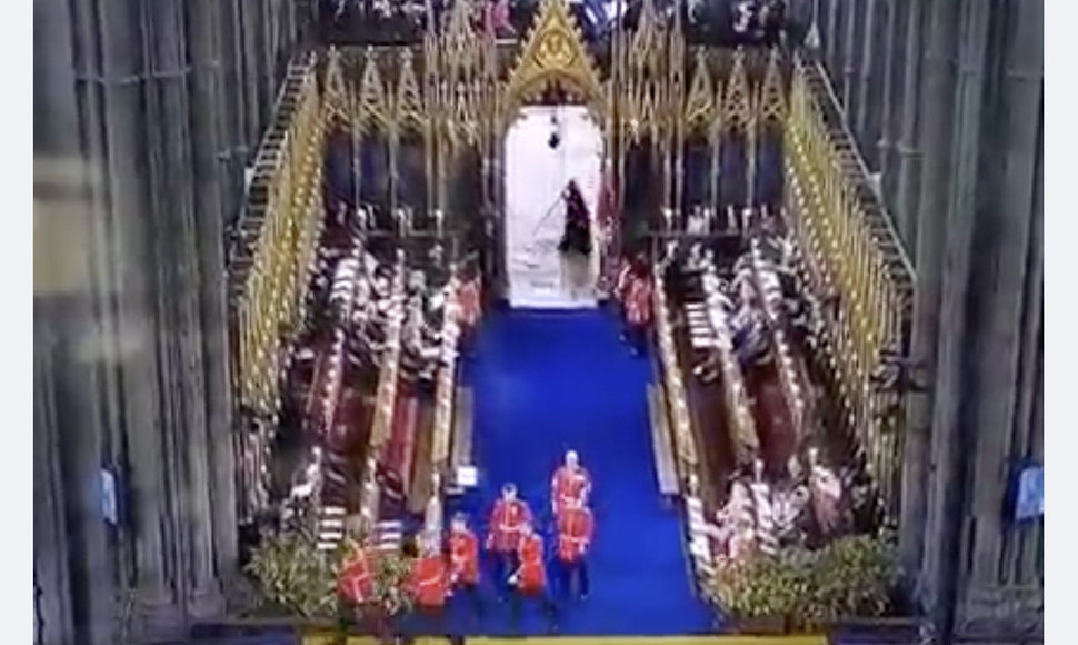 Internautai vaizdo įraše iš Karolio III karūnavimo ceremonijos pamatė giltinę