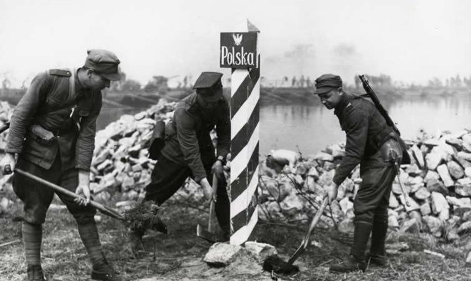 Lenkijos kariai 1945 m. žymi naują šios šalies sieną su Vokietija