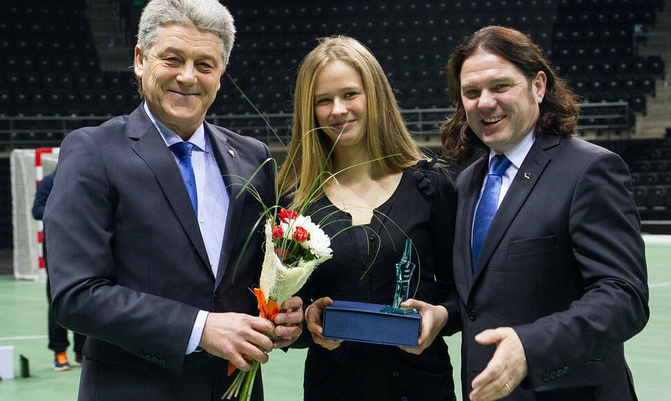 Lietuvos žolės riedulio federacijos prezidentas Leonardas Čaikauskas ir geriausia žaidėja Simona Grubliauskaitė.