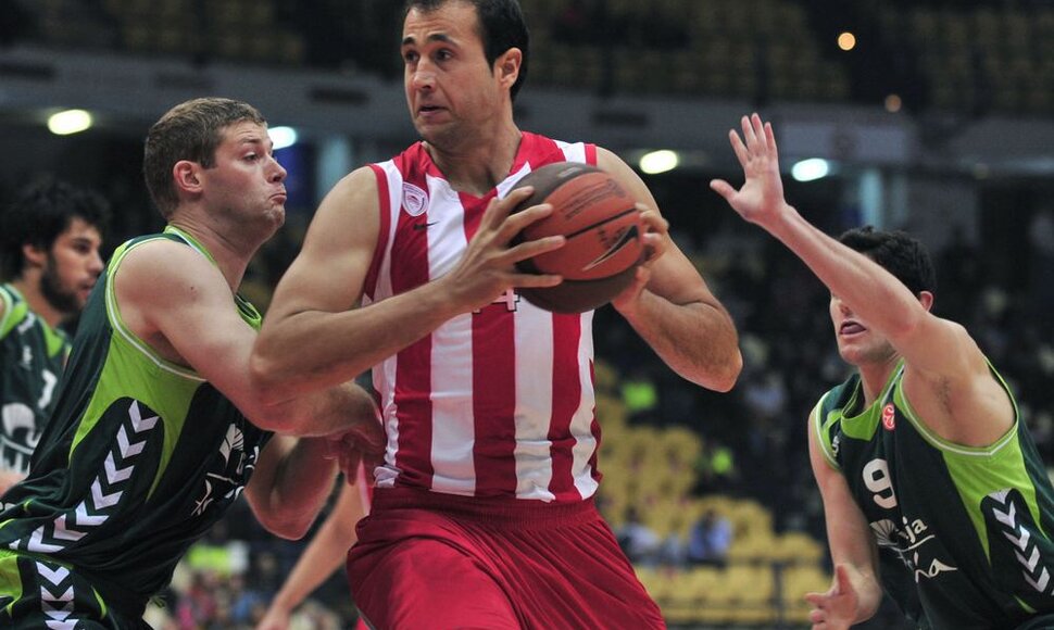 Andreas Glyniadakis centre