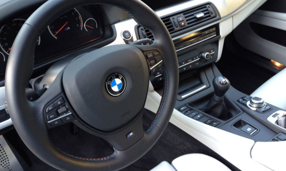 BMW M5 su mechanine greičių dėže