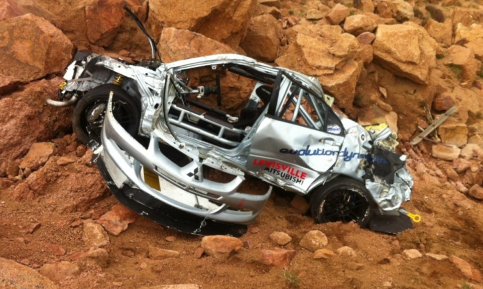 Per Pikes Peak kalnų lenktynęs sudužęs Mitsubishi Lancer