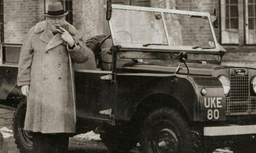 Wintsonas Churchellis šalia savo Land Rover