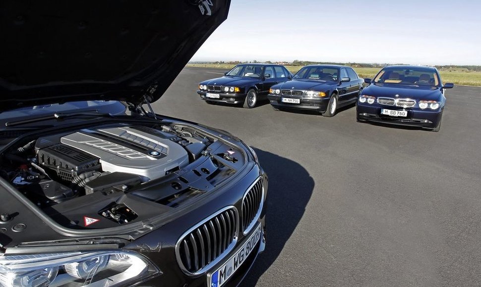 Įvairių kartų 7 serijos BMW sedanai su V12 varikliu