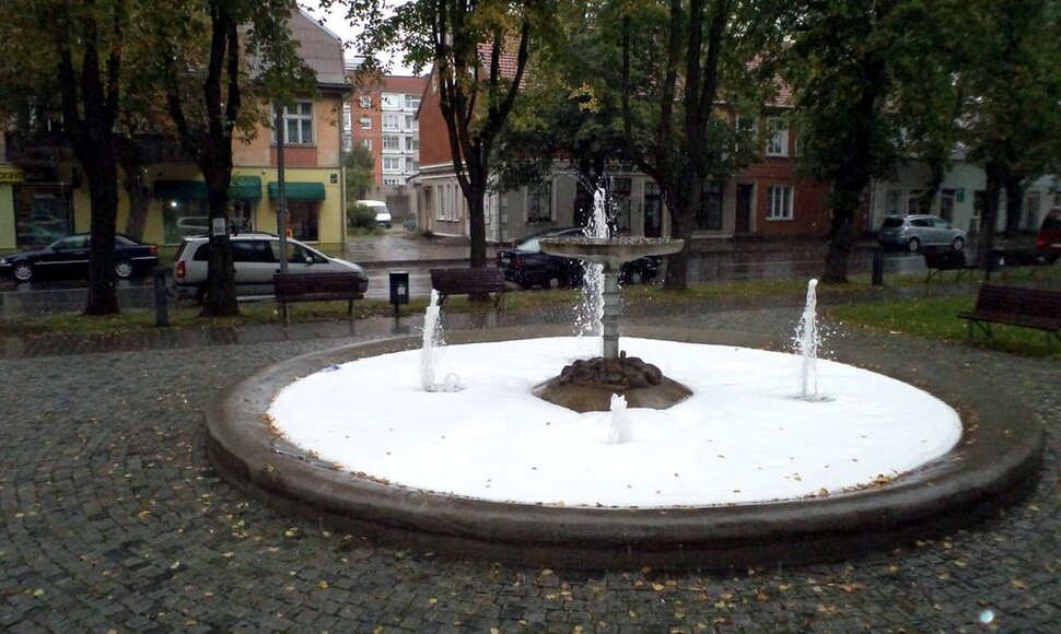 Šilutės fontanas pasipuošė putomis