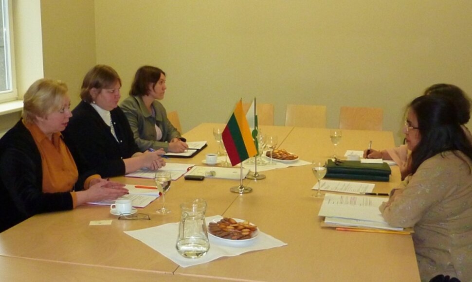 I. Marčiulionytė (kairėje) ir A. Riyaz (dešinėje) su Lietuvos ir Pakistano delegacijomis.