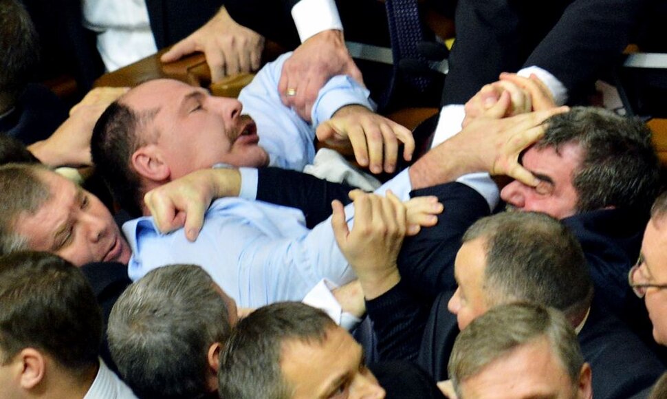 Antra diena iš eilės Ukrainos deputatai mušasi parlamente