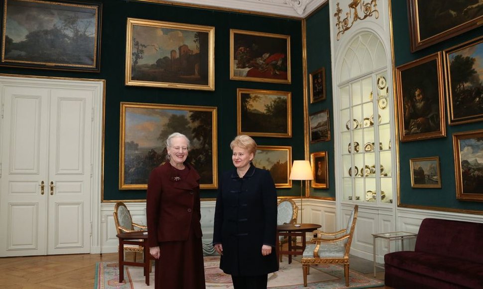 Lietuvos Respublikos Prezidentė Dalia Grybauskaitė Jos Didenybės Danijos Karalienės Margrethe II kvietimu dalyvavo pirmojo mūsų šalies vadovės vizito proga surengtuose oficialiuose pietuose.