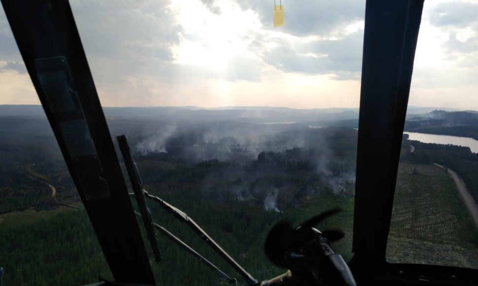 Karinių oro pajėgų sraigtasparnis gesina gaisrus Švedijoje
