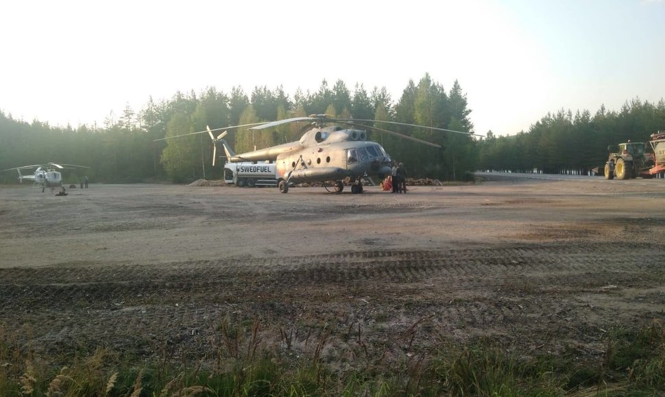 Karinių oro pajėgų sraigtasparnis gesina gaisrus Švedijoje