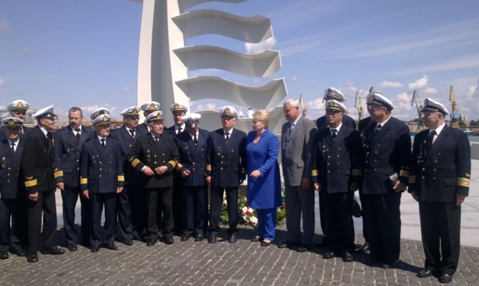 Dalia Grybauskaitė prie „Albatroso" paminklo dalyvavo negrįžusiųjų iš jūros pagerbimo ceremonijoje