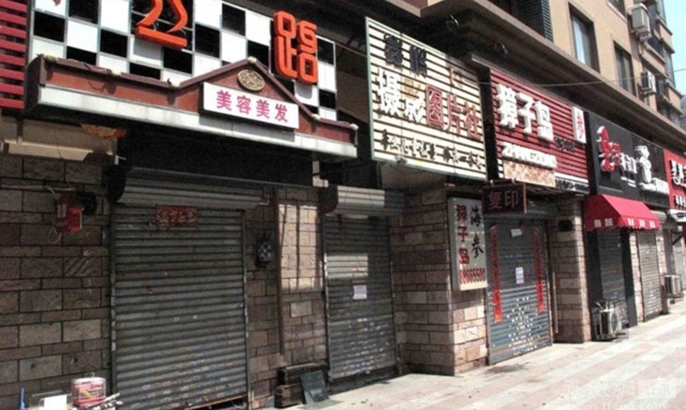 Uždarytos parduotuvės Kinijoje