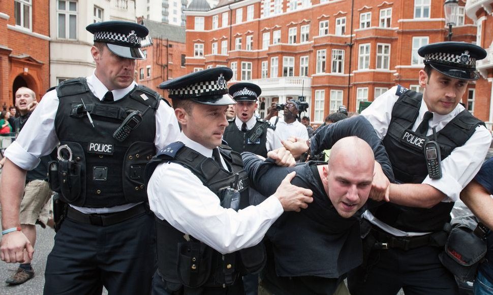 Londone prie Ekvadoro ambasados susirėmė policija ir protestuotojai