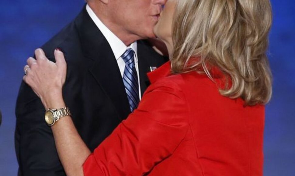 Mittas Romney bučiuoja žmoną Ann
