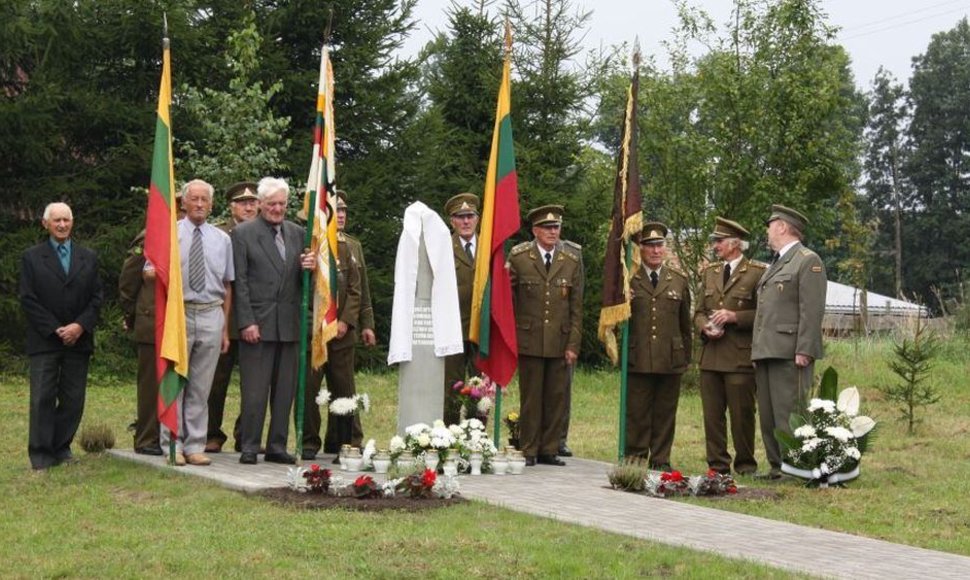 Meškasalio partizanams atminti pastatytas paminklinis kryžius