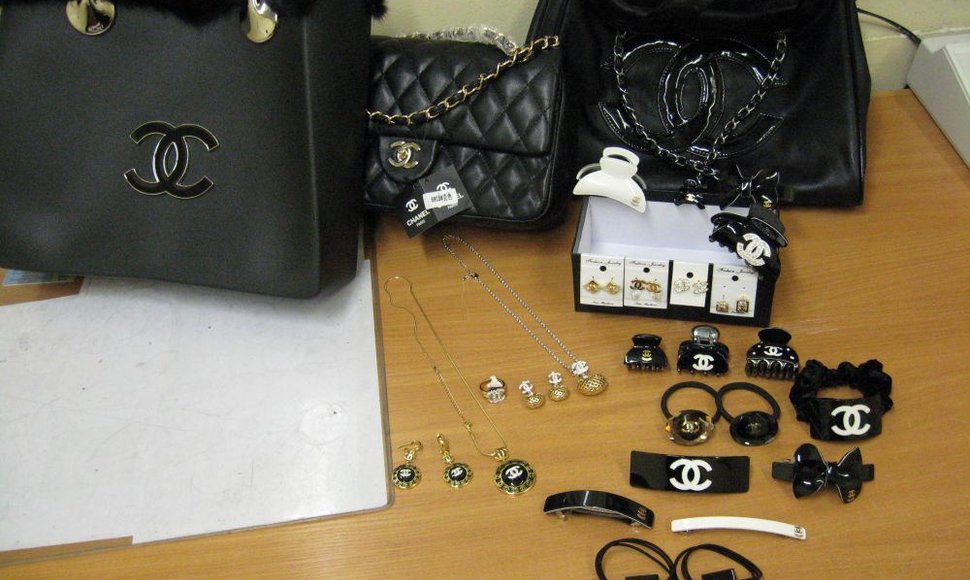 Muitinės pareigūnai sulaikė klastotų rankinių, papuošalų ir kitų prekių