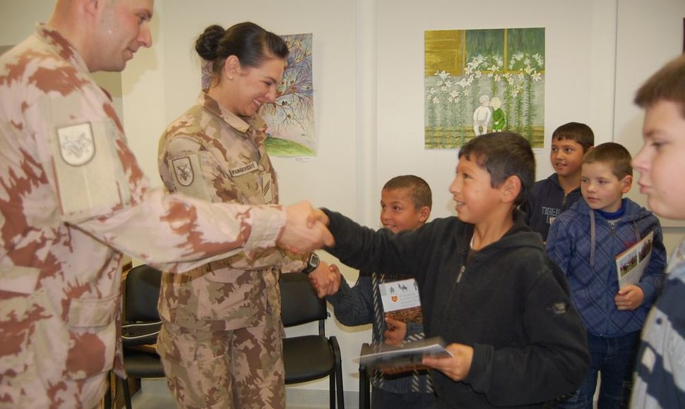 Į misiją išvykstančių Lietuvos karių labdaros akcija „Megzti drabužėliai Afganistano vaikams“