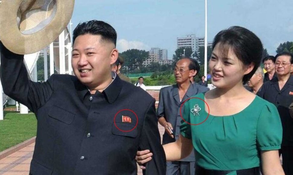 Kim Jong Unas ir Ri Sol Ju, kuri nedėvi &Scaron;.Korėjoje privalomo ženkliuko