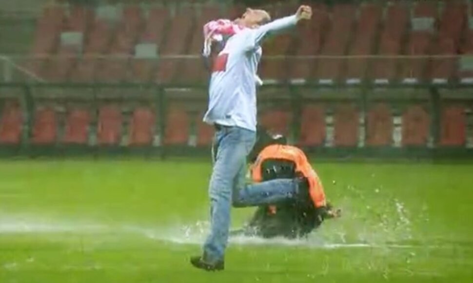 Po permirkusį Lenkijos stadioną bėgioję sirgaliai
