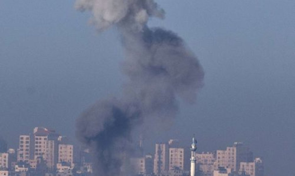 Dūmai Gazos ruožo mieste po Izraelio atakų