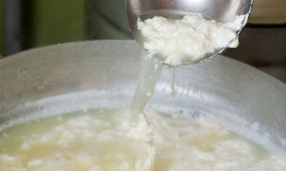 Apie 90 % naudojamo pieno virsta išrūgomis sūrio gamybos procese
