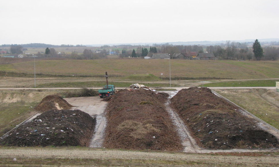 Šiuo metu Lietuvoje veikia 21 kompostavimo aikštelė. Viena jų įsikūrusi Takniškiuose, Alytaus rajone