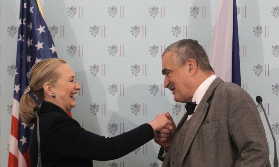 JAV diplomatijos vadovė Hillary Clinton su Čekijos užsienio reikalų ministru Karelu Schwarzenbergu