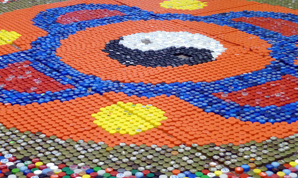 Iš 12 tūkstančių kamštelių studentai sukūrė milžinišką mozaiką