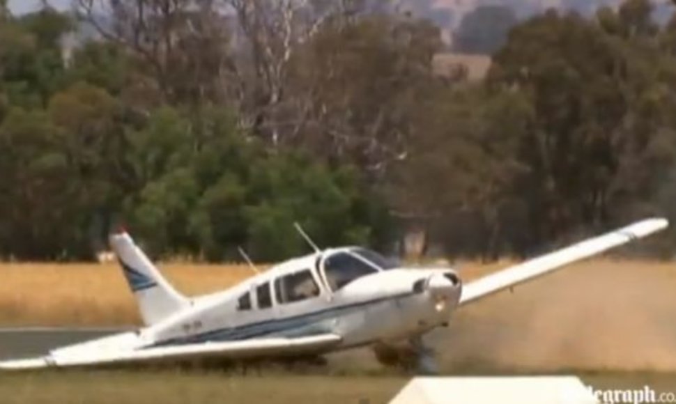Nufilmuota, kaip naujokas pilotas tobulai nutupdė ratą ore pametusį lėktuvą