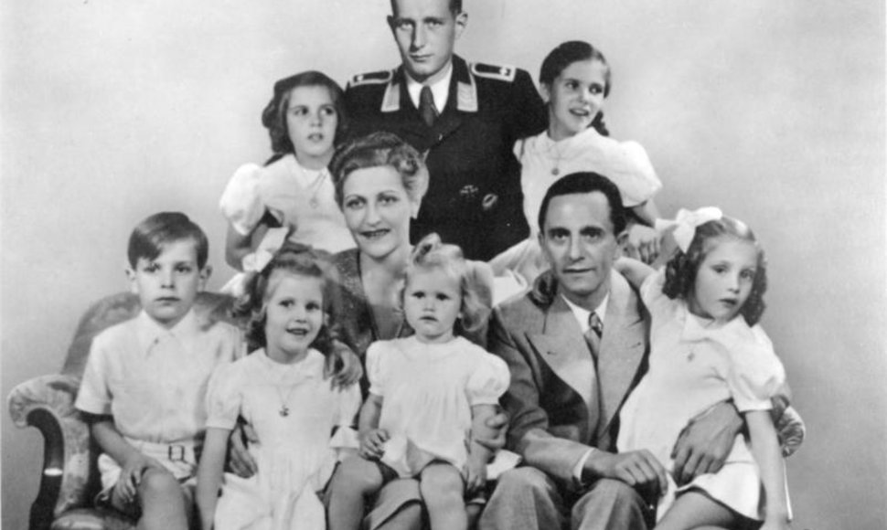 Goebbelsų šeimos portretas: Magda ir Josephas su šešiais biologiniais vaikais, o už jų stovi Haraldas Quandtas