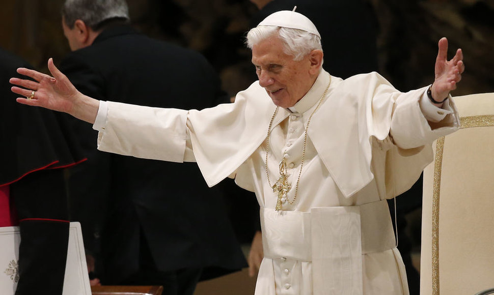 2013 m. vasario 11 d. Benediktas XVI paskelbia, kad vasario 28 d. pasitrauks iš posto