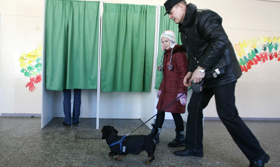 Vienose apygardose driekiasi rinkėjų eilės, o kitose rinkėjų jau trūksta