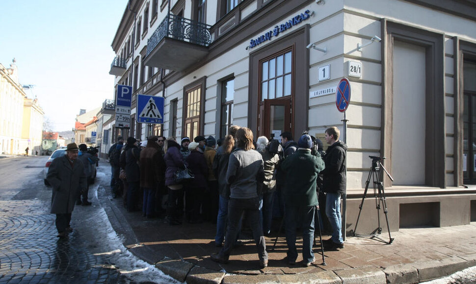 Eilės prie &Scaron;iaulių banko Vilniuje