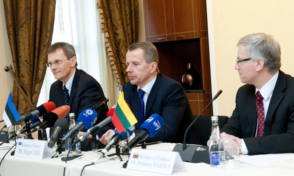 Estijos finansų ministras Jurgenas Ligis, Latvijos finansų ministras Andris Vilkas ir Lietuvos finansų ministras Rimantas Šadžius spaudos konferencijoje.