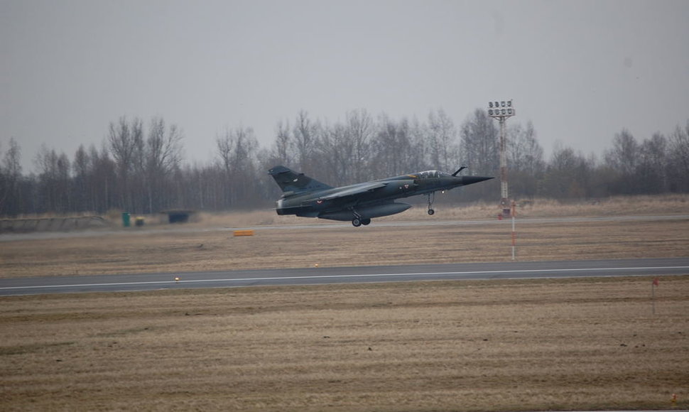 Balandžio 26 d. Šiauliuose nusileido Baltijos šalių oro erdvėje patruliuosiantys Prancūzijos naikintuvai „ Mirage“ F-1 CR.