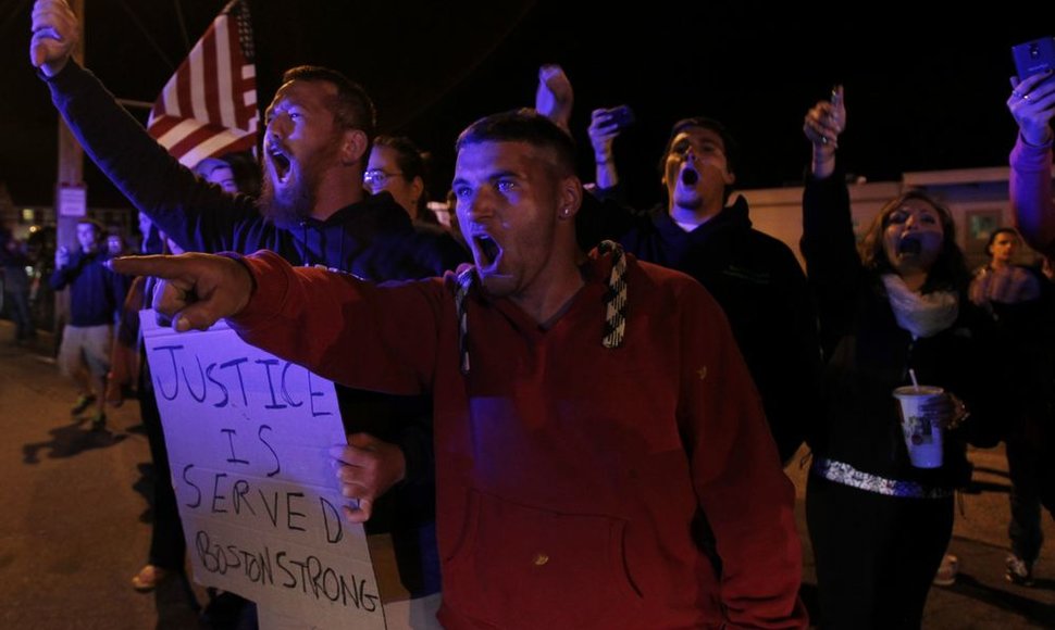 Protestas prie laidotuvių namų