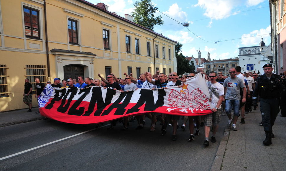 Lenkų „Lech“ sirgaliai žygiuoja Vilniaus senamiesčiu