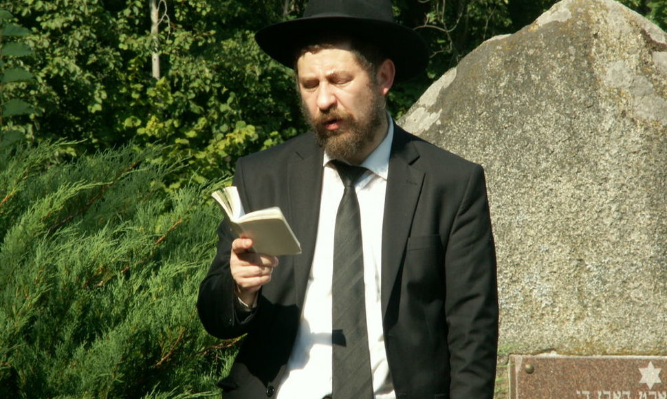 Giesmę gieda rabinas Chaimas Buršteinas 