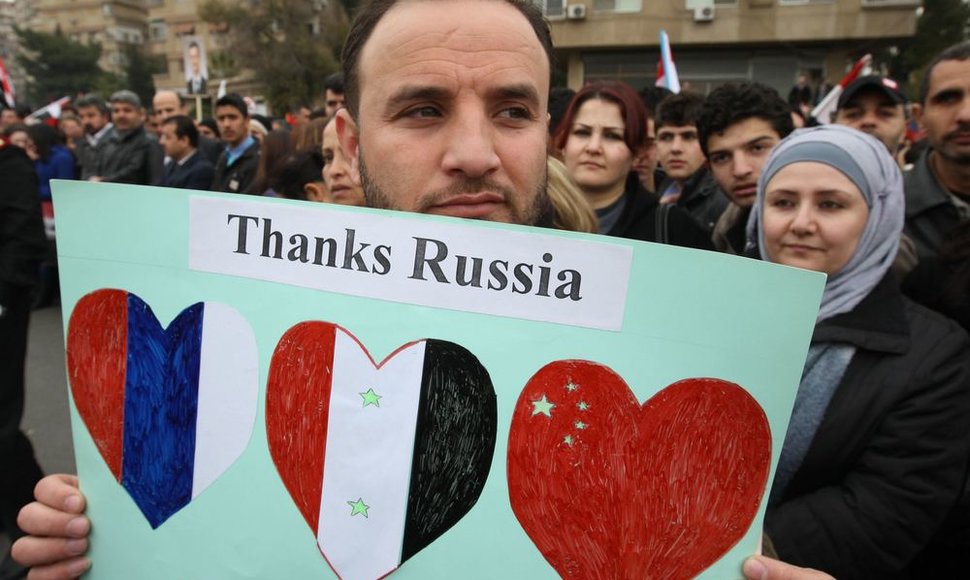 Sira su plakatu, kuriame dėkoja Rusijai ir Kinijai už paramą