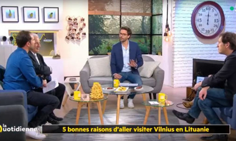 Prancūzijos nacionalinės televizijos studijoje – šakotis ir obuolių sūris