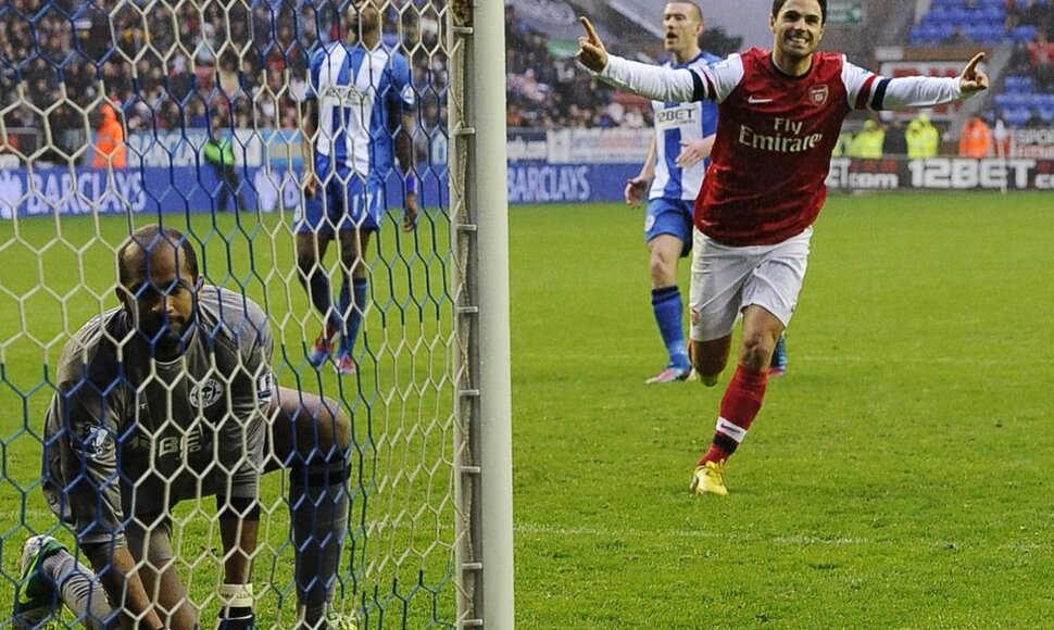 Mikelis Arteta džiaugiasi įvarčiu.
