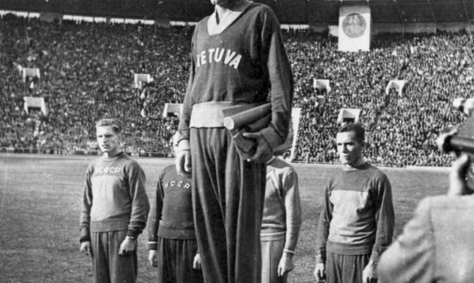 Jonas Pipynė I TSRS Tautų spartakiadoje stovi ant nugalėtojų pakylos – 1956 m.