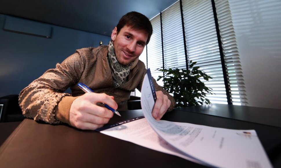 Lionelis Messi pasira&scaron;ė naują sutartį su &bdquo;Barcelona&ldquo;.