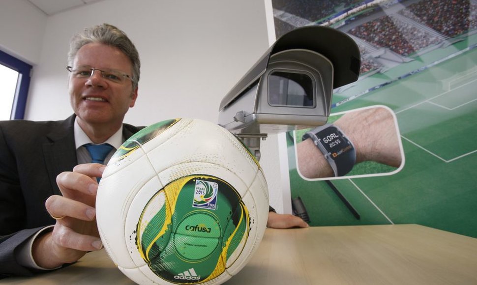 „GoalControl“ technologiją demonstruoja Dirkas Broichhausenas.