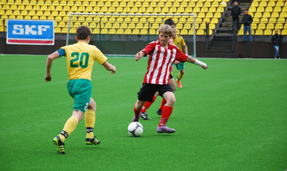Vaikų futbolo rungtynės.