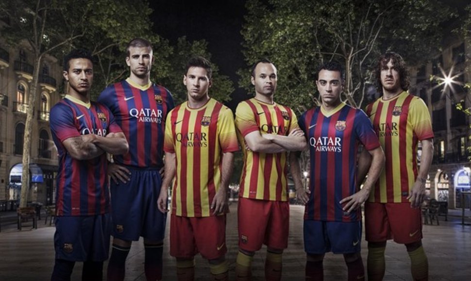 „Barcelona“ futbolininkai su naujais marškinėliais.