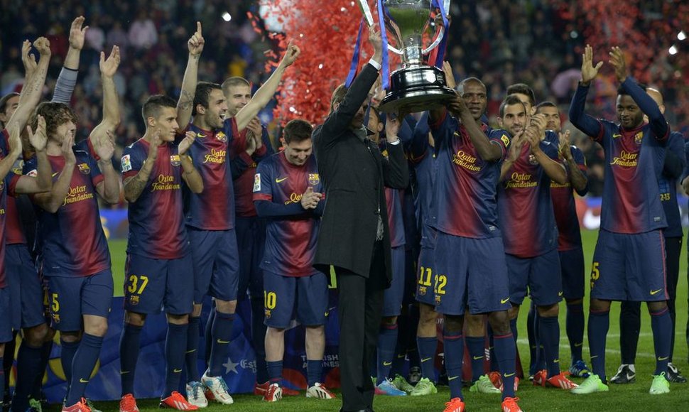„Barcelona“ komanda švenčia 2012/13 metų čempionų titulą.