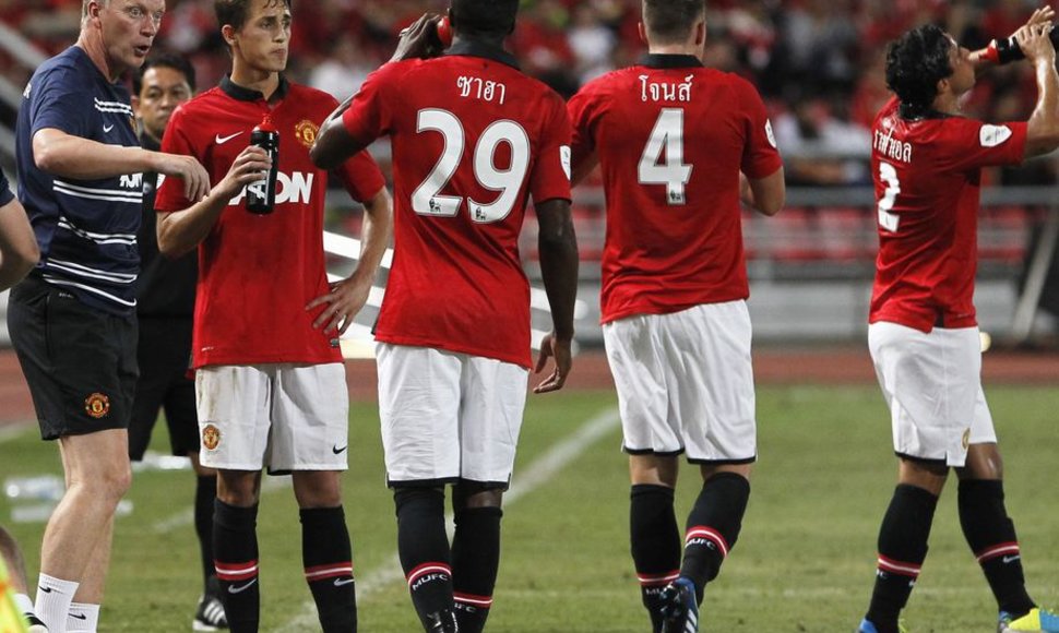 „Manchester United“ futbolininkai ir Davidas Moyesas (kairėje).