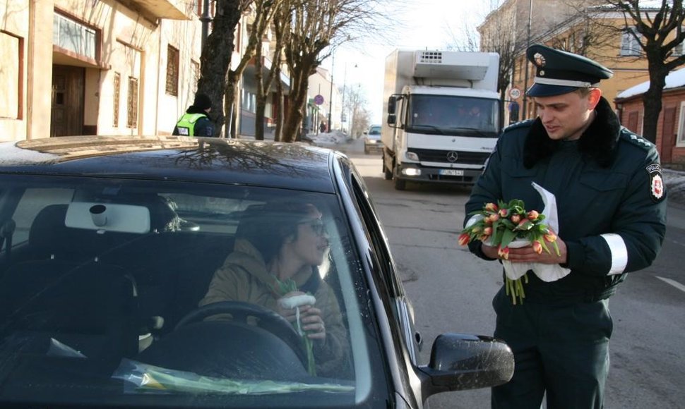 Kovo 8-osios proga – policijos pareigūnų šypsenos ir gėlės moterims
