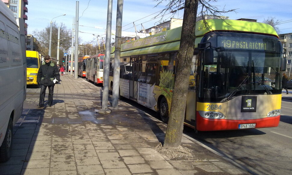 Avarija Vilniuje sutrikdė viešojo transporto eismą